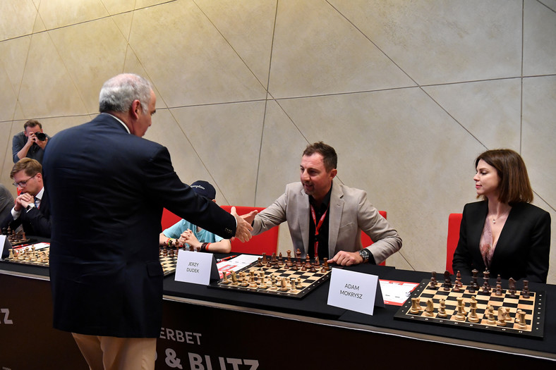 Garri Kasparow (L) podczas symultany mierzył się m.in. z Jerzym Dudkiem (Ś)