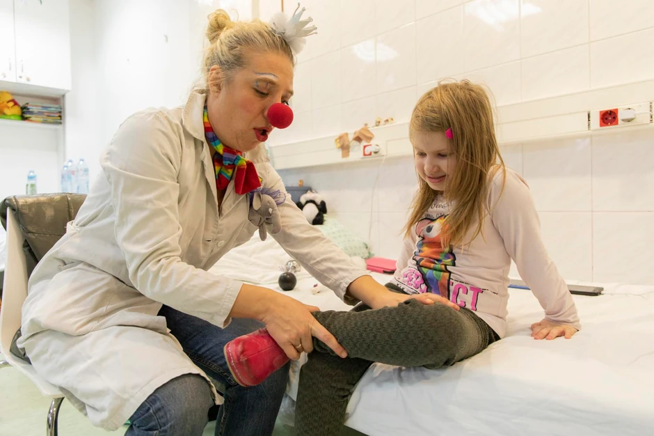 Dr Cica Mica popravlja "upletene" noge.