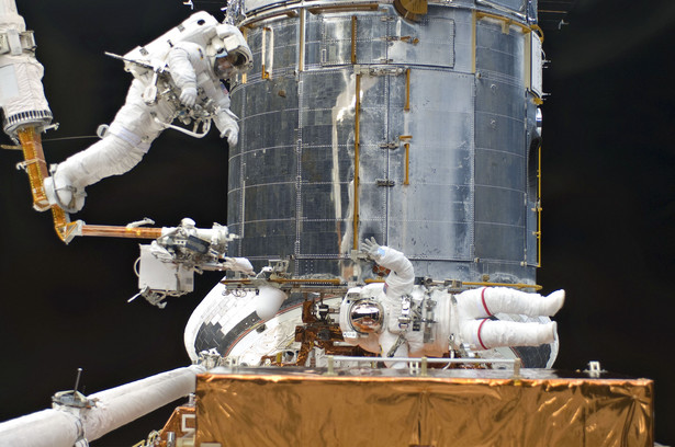 Astronuci Andrew Feustel i John Grunsfeld z załogi promu Atlantis podczas naprawy teleskopu "Hubble Space Telescope"16 maja 2009 r.