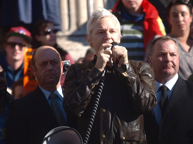 Szef Wikileaks na proteście 'oburzonych' w Wielkiej Brytanii