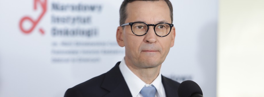 Mateusz Morawiecki przegrywa z biurokracją. Tym razem to nie wina Putina, a koleżanek i kolegów premiera z rządowych i parlamentarnych ław. Każdego dnia pierwszej połowy 2022 r. powstawało w Polsce średnio 119 stron ustaw i rozporządzeń. W sumie 14 487 stron. Na ich przeczytanie przeciętny człowiek potrzebowałby prawie 500 godzin. Gdyby robił to w pracy, musiałby poświęcić na lekturę połowę swojego czasu: codziennie po 3 godziny i 58 minut