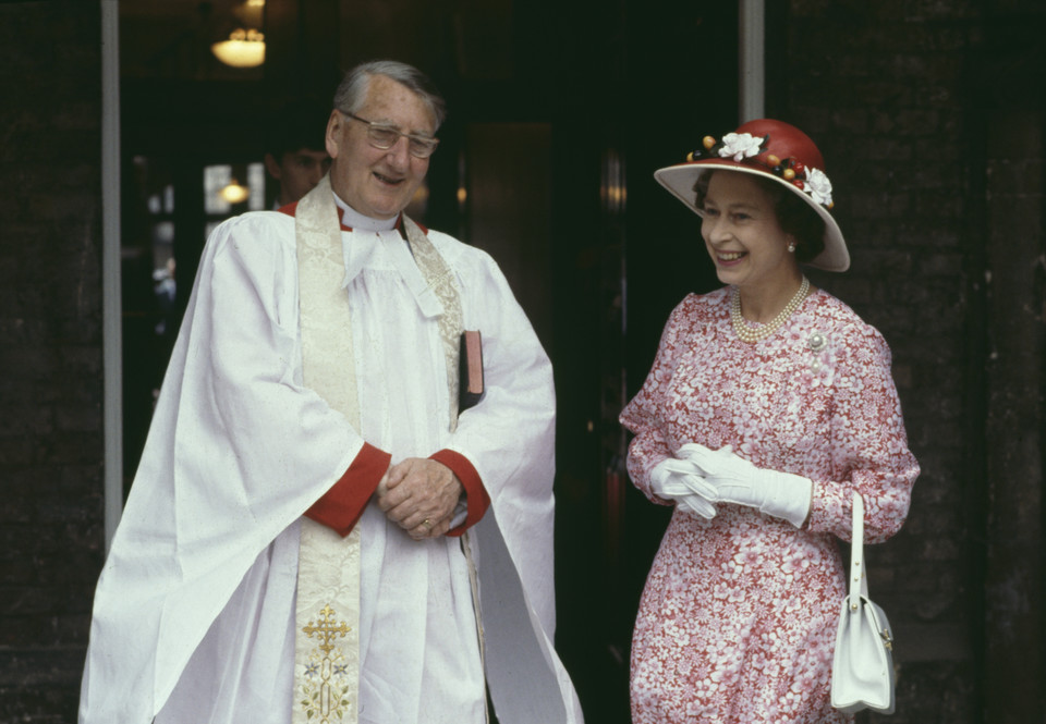 Elżbieta II: jej ozdobne kapelusze i wzorzyste sukienki