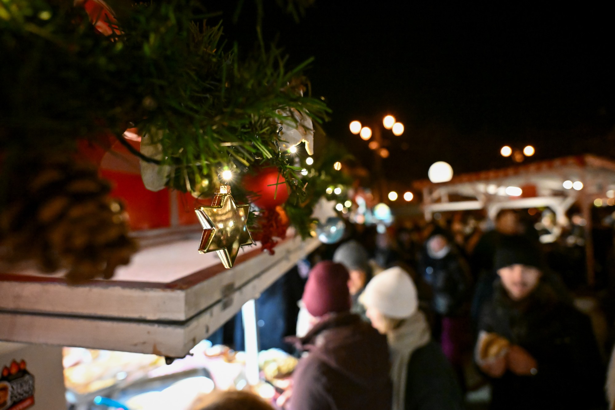 Staromestské vianočné trhy na Hviezdoslavovom námestí v Bratislave. 