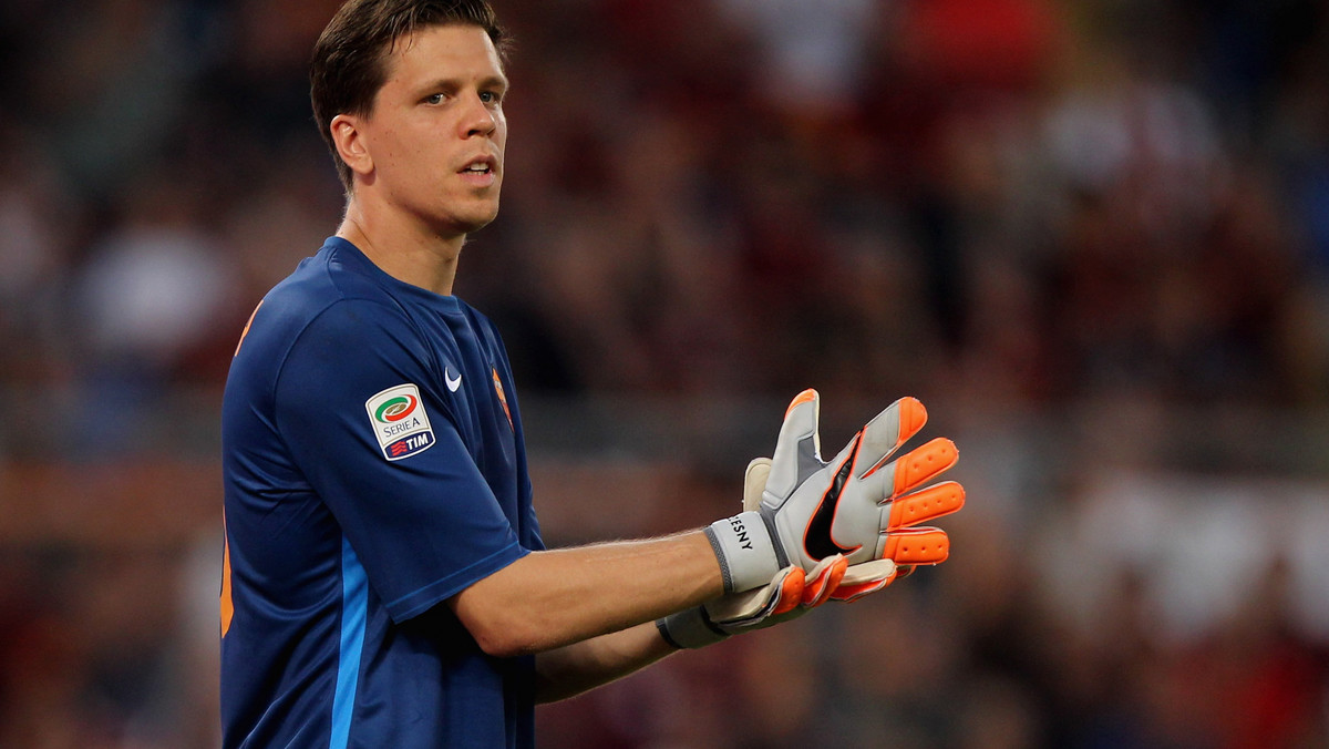 Tylko 50 minut rozegrał Wojciech Szczęsny w starciu z FC Barcelona w Lidze Mistrzów. Bramkarz AS Roma musiał opuścić boisko po starciu z Luisem Suarezem. Urugwajczyk kopnął Polaka w lewą dłoń, co wymusiło zmianę w bramce wicemistrza Włoch.