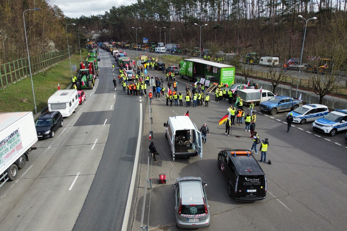Na zdjęciu z drona protest rolników na polsko-niemieckiej granicy w Świecku