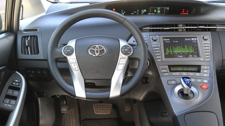 Toyota Prius (III, 2009-15), z 2011 r. za 39 400 zł