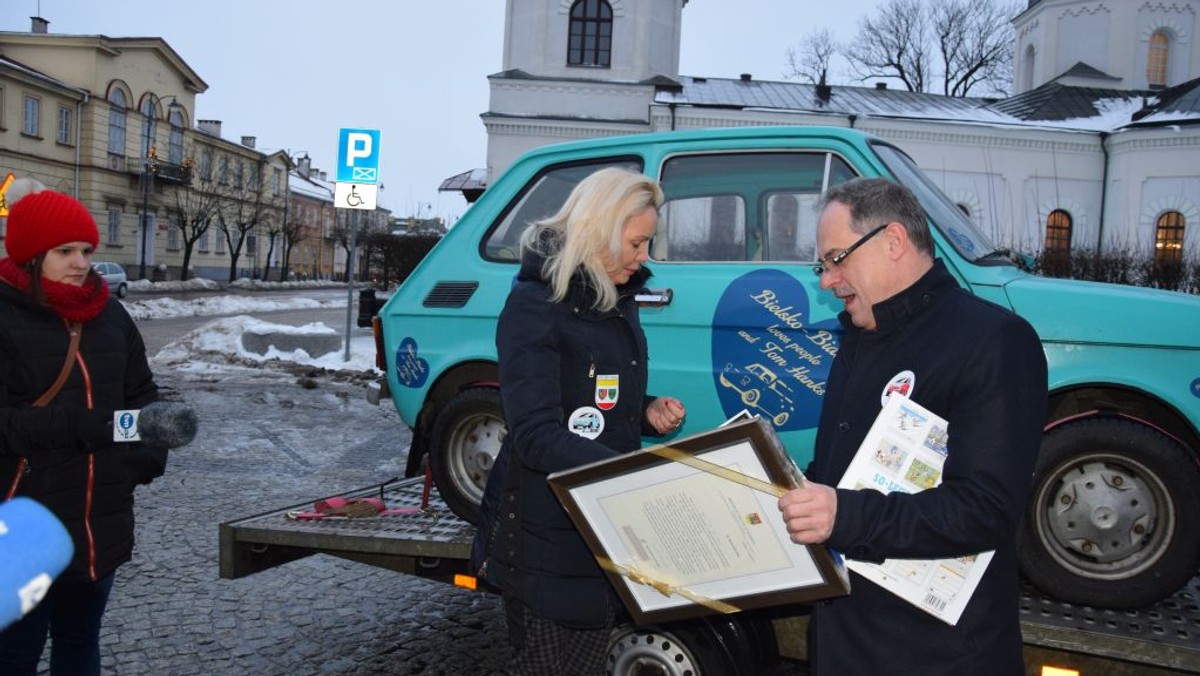 Prezydent Suwałk Czesław Renkiewicz napisał list do Toma Hanksa. Hollywoodzki aktor otrzyma go razem z małym fiatem. Prezydent opisał historię tego samochodu i zaprosił aktora do odwiedzenia Suwałk i Bielska-Białej.