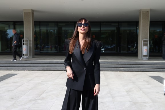 MOKRA I GOLOG STOMAKA Emina Jahović podelila sliku zbog koje muškarcima nije dobro, a tek da je vidite U BIKINIJU! Spustila kupaći i pokazala tetovažu (FOTO)