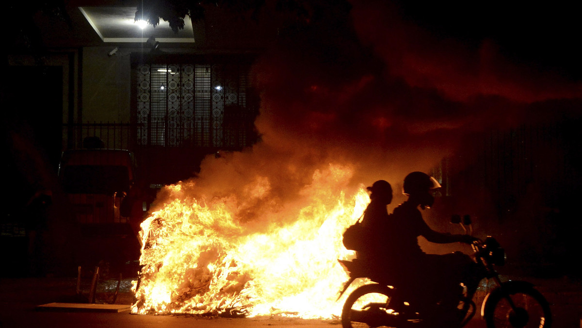 W Rio de Janeiro doszło w czwartek do gwałtownych protestów przeciwko korupcji i podwyżce cen biletów komunikacji miejskiej o ok.10 proc. Interweniowała policja, która użyła gazu łzawiącego.