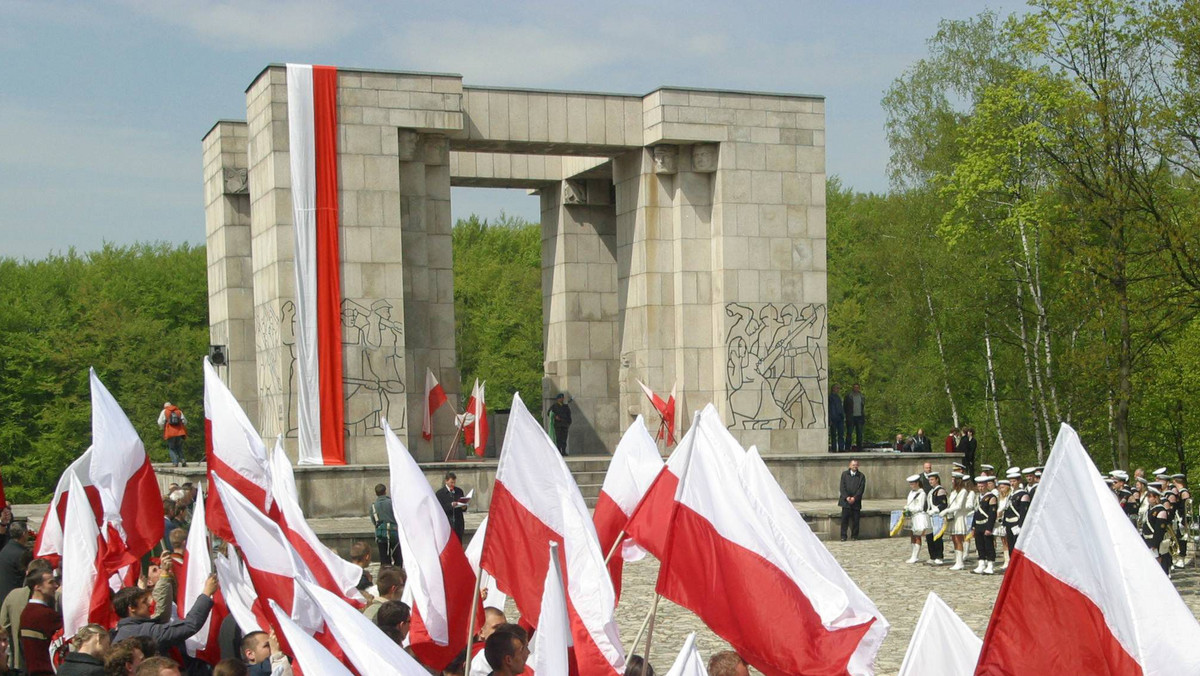 Pod pomnikiem Czynu Powstańczego na Górze św. Anny dziś odbyły się uroczystości z okazji rocznicy wybuchu III Powstania Śląskiego. Organizatorem spotkania był senator Jerzy Czerwiński (PiS).