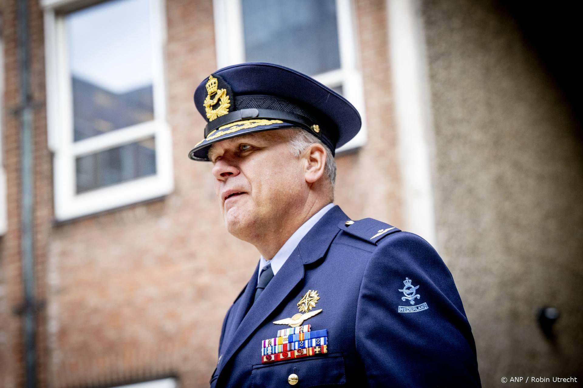 Hoogste militair speelt liefdeskoerier voor de luitenant: 'Helemaal verrast'