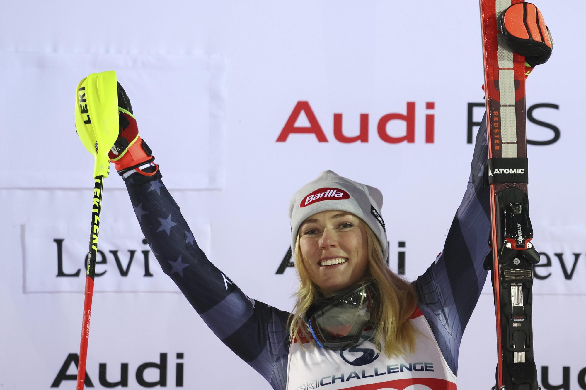 Americká lyžiarka Mikaela Shiffrinová sa teší na pódiu po víťazstve v úvodnom ženskom slalome sezóny Svetového pohára v alpskom lyžovaní vo fínskom Levi.