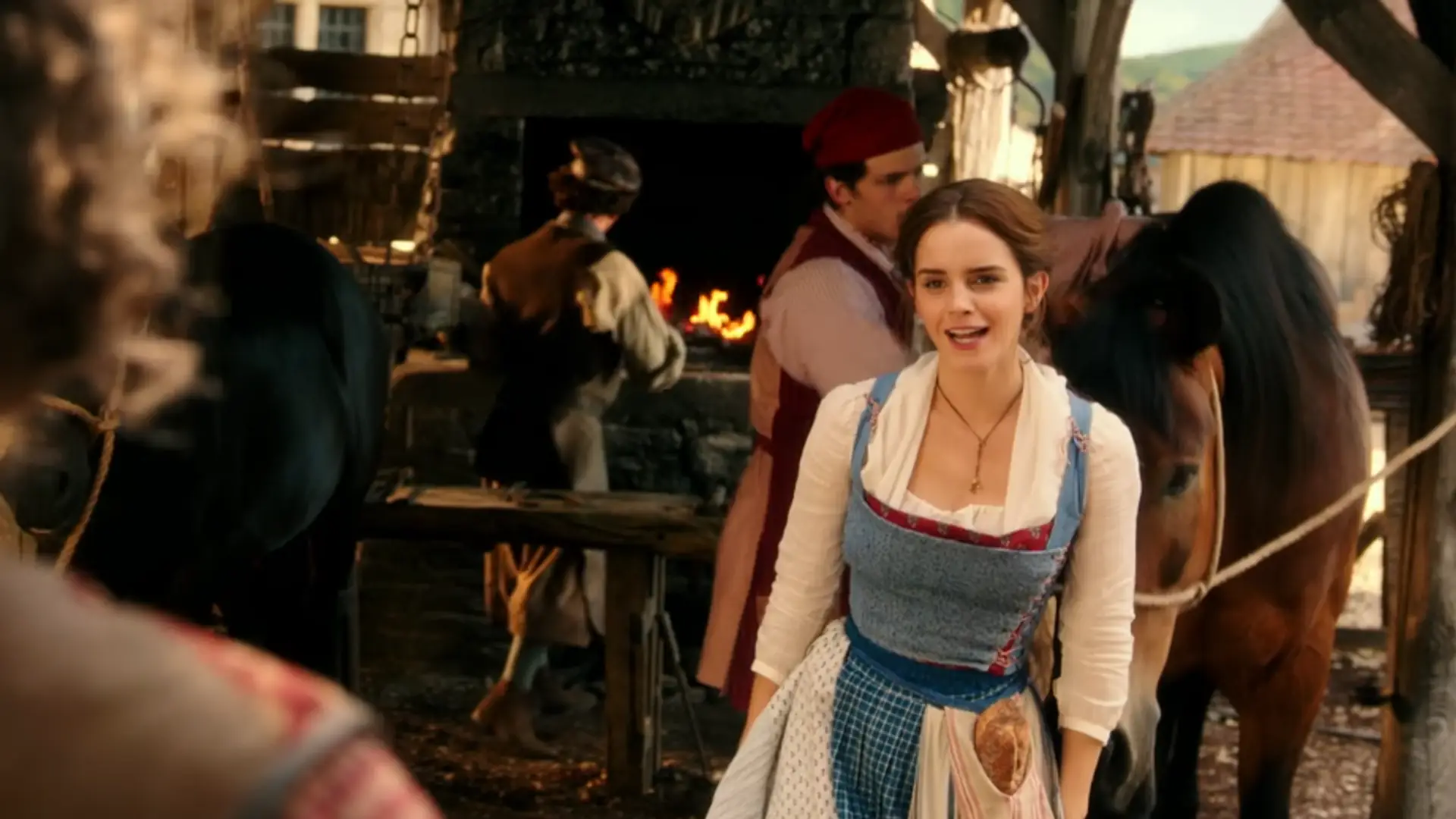 Mamy całą pierwszą scenę z "Pięknej i Bestii". Film otworzy rozśpiewana Emma Watson