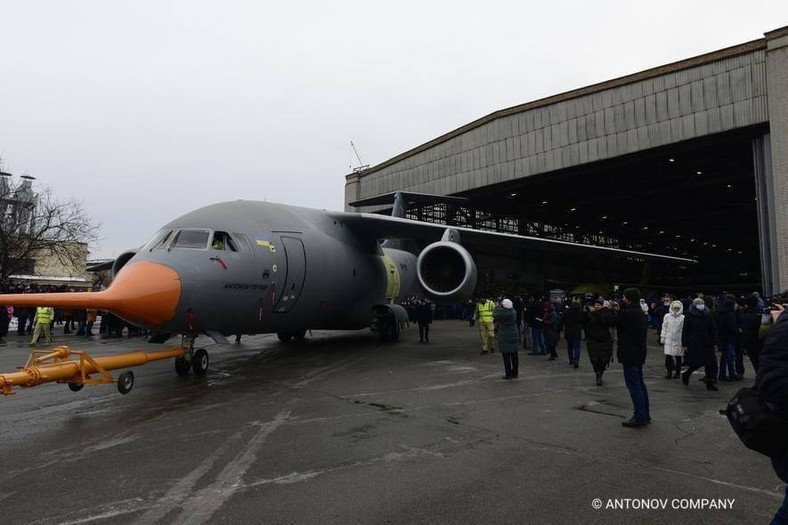 AN-178 opuszcza hangar podczas jego pierwszej publicznej prezentacji.