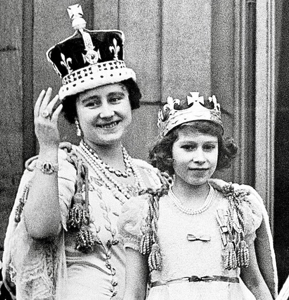Młoda księżniczka Elżbieta II (po prawej) z królową matką po koronacji króla Jerzego VI