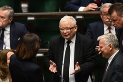 Prezes Jarosław Kaczyński otoczony politykami Prawa i Sprawiedliwości.