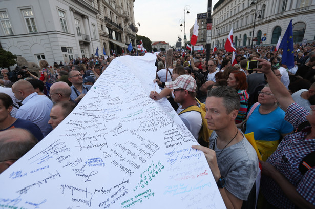 Uczestnicy protestu pod hasłem 3 razy weto podpisują się pod petycją do prezydenta Andrzeja Dudy przed Pałacem Prezydenckim w Warszawie.