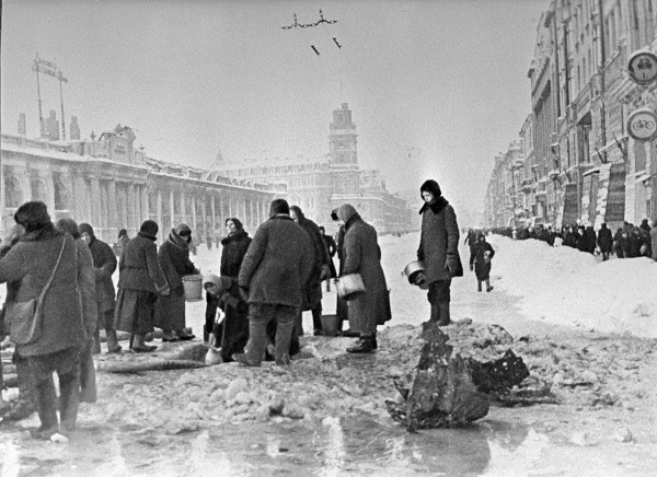 Mieszkańcy Leningradu wybierają wodę ze zniszczonych wodociągów, grudzień 1941 r.