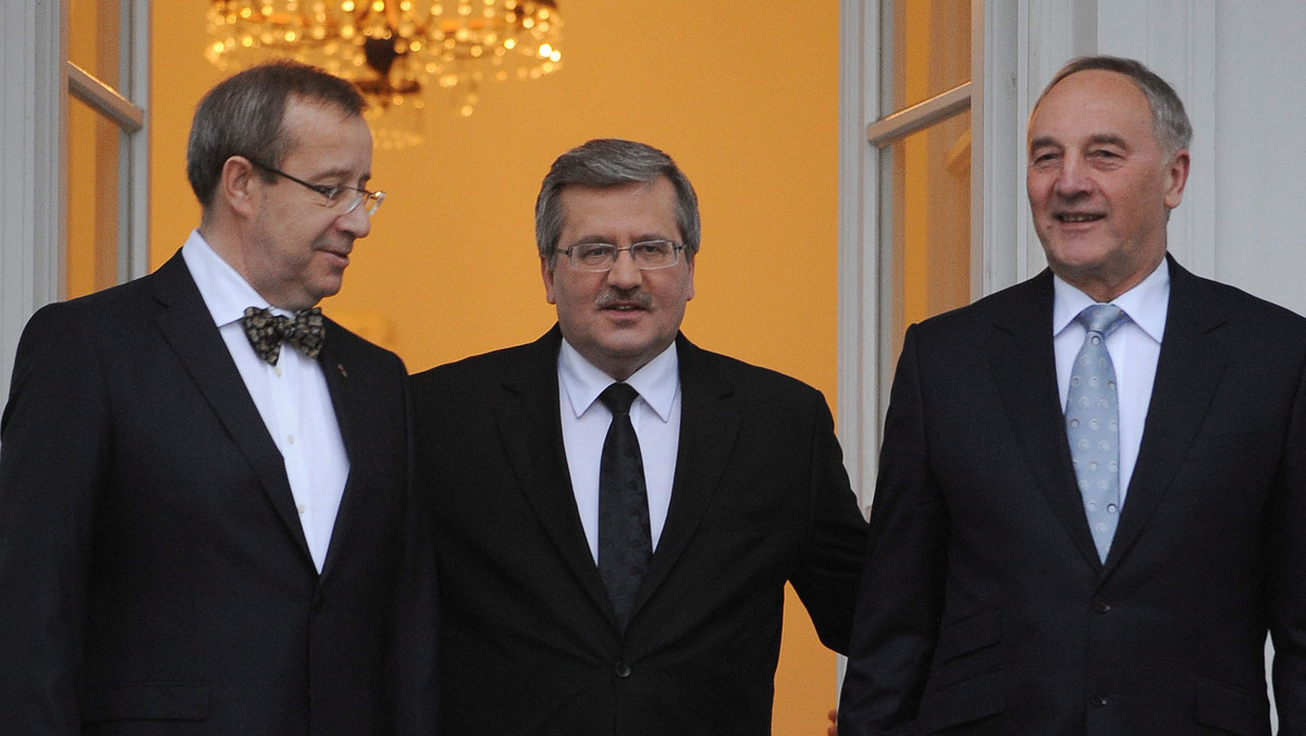 Wieczorem prezydent Bronisław Komorowski przywitał w Belwederze przybyłych do Polski prezydentów Łotwy i Estonii: Andrisa Berzinsa i Toomasa Ilvesa. Prezydenci mają rozmawiać o wspólnym stanowisku na majowy szczyt NATO w Chicago
