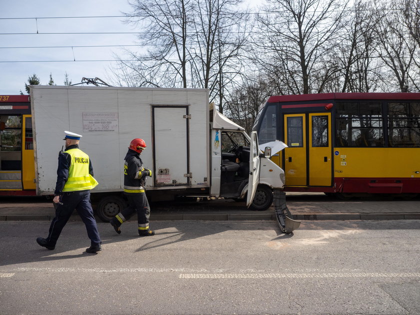 Łódź. Dostawczak zderzył się z tramwajem