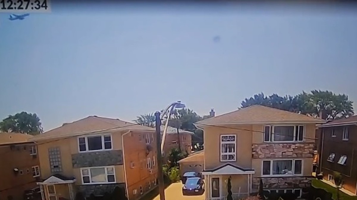 Vazdušni tobogan ispao iz aviona u dvorište kuće u Čikagu