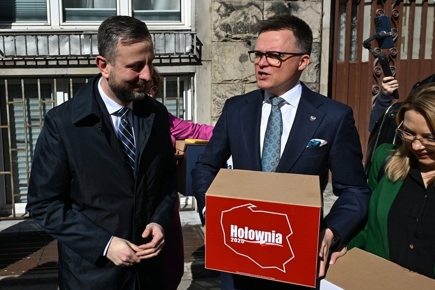 Wybory Prezydenta RP 2025 - kampania. Kandydat Trzeciej Drogi, marszałek Sejmu Szymon Hołownia (C) oraz wicepremier, minister obrony narodowej Władysław Kosiniak-Kamysz (L)