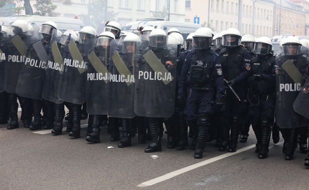 Niski przelot śmigłowca nad marszem w Białymstoku. SG: Kontrola prowadzona jest w trybie pilnym [WIDEO]