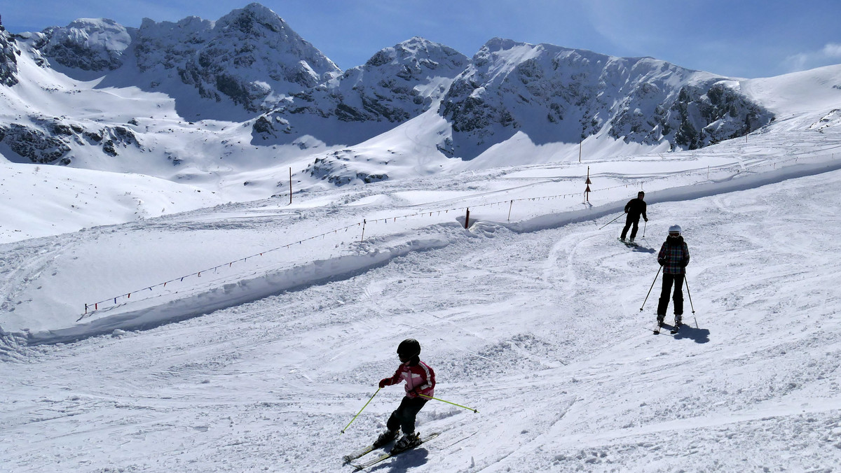 W rejonie Zakopanego dzisiaj temperatura może osiągnąć w słońcu nawet plus 15 stopni. Niektóre stacje narciarskie w ten weekend zapowiadają zakończenie sezonu narciarskiego. Wiosna w Tatrach? Nic bardziej mylnego. W górach średnia pokrywa śnieżna to wciąż prawie dwa metry i cały czas obowiązuje trzeci stopień zagrożenia lawinowego.