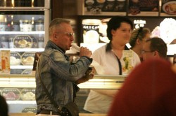 Największy polski macho zajada się rurkami z kremem!