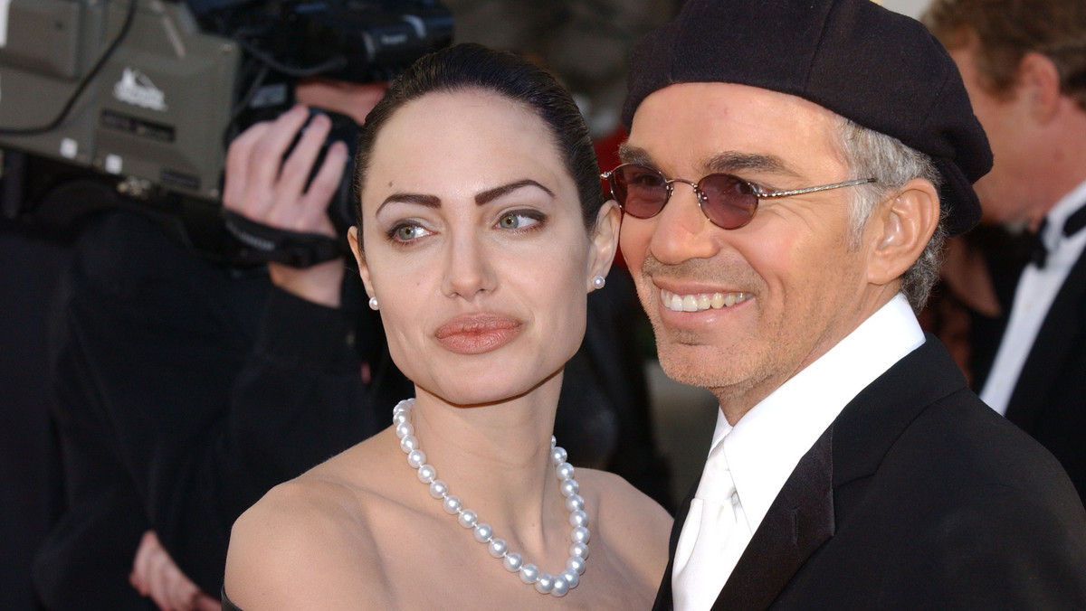 Fiolki z krwią, lochy i żyletki – związek Billy’ego Boba Thorntona z Angeliną Jolie bardzo różnił sie od jej obecnej statecznej rodzinnej sielanki z Bradem Pittem i szóstką  dzieci - wspomina jej były mąż Billy Bob Thornton.