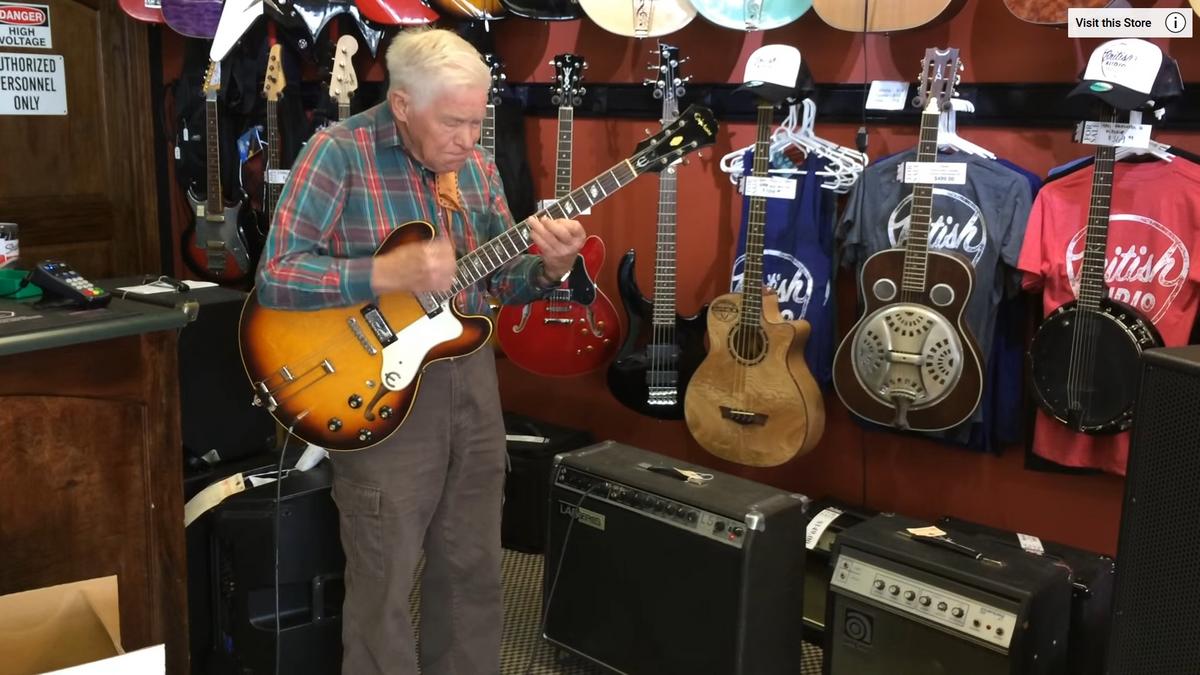 Az idős férfi leemel egy gitárt a boltban. A tulajdonosnak leesik az álla,  amikor elkezd játszani - Blikk Rúzs