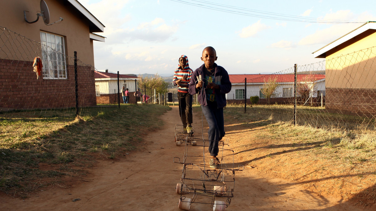Lesotho to niewielki górzysty kraj na południu Afryki. Ponad połowa jego mieszkańców żyje poniżej granicy ubóstwa, a wiele osób wyjeżdża do zamożniejszej Republiki Południowej Afryki i porzuca rodziny. Masowa emigracja oraz epidemia HIV i AIDS powodują, że wiele dzieci zostaje sierotami.