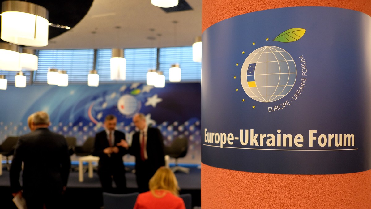 O dekomunizacji i lustracji na Ukrainie rozmawiali eksperci na Forum Europa-Ukraina w podrzeszowskiej Jasionce. Wśród panelistów byli m.in. prezesi Instytutów Pamięci Narodowej z Polski - Jarosław Szarek i Ukrainy - Volodymyr Vyatrovych. Rozpoczęte wczoraj forum dziś dobiegło końca.