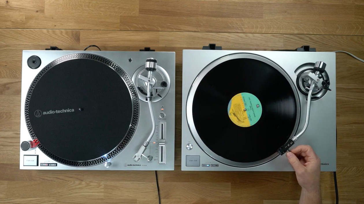 Niedroga Audio-Technica AT-LP120XUSB (po lewej) i Technics SL-1500C (po prawej) wyglądają podobnie, ale ten drugi gramofon ma znacznie wyższą jakość i lepiej dopracowaną mechanikę
