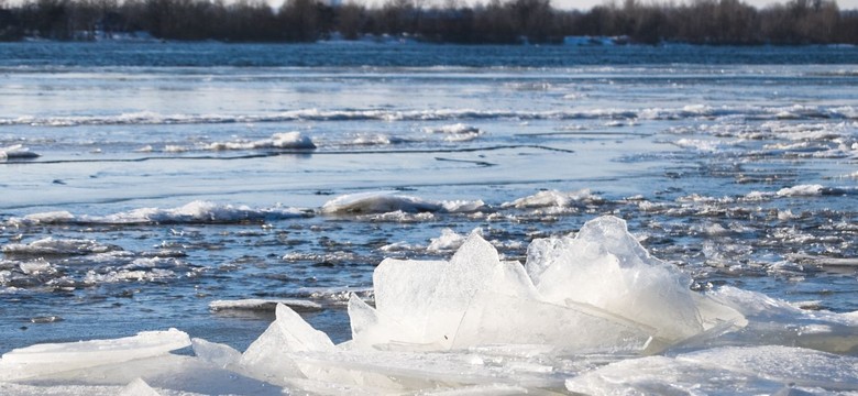 Wisła przybiera. Lodołamacze nie mogą pomóc