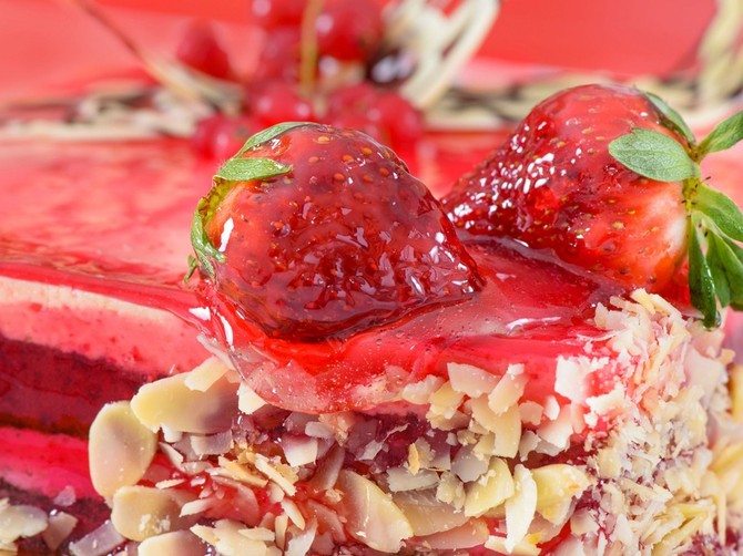 Prolećna torta sa pudingom od jagoda