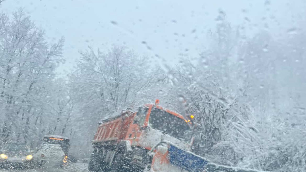 Kamion za čišćenje snega skliznuo s puta
