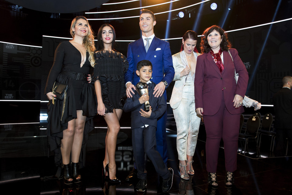 Cristiano Ronaldo z partnerką Georginą Rodriguez, siostrami Katią (pierwsza z lewej) i Elmą, mamą oraz synem Cristiano Ronaldo Juniorem
