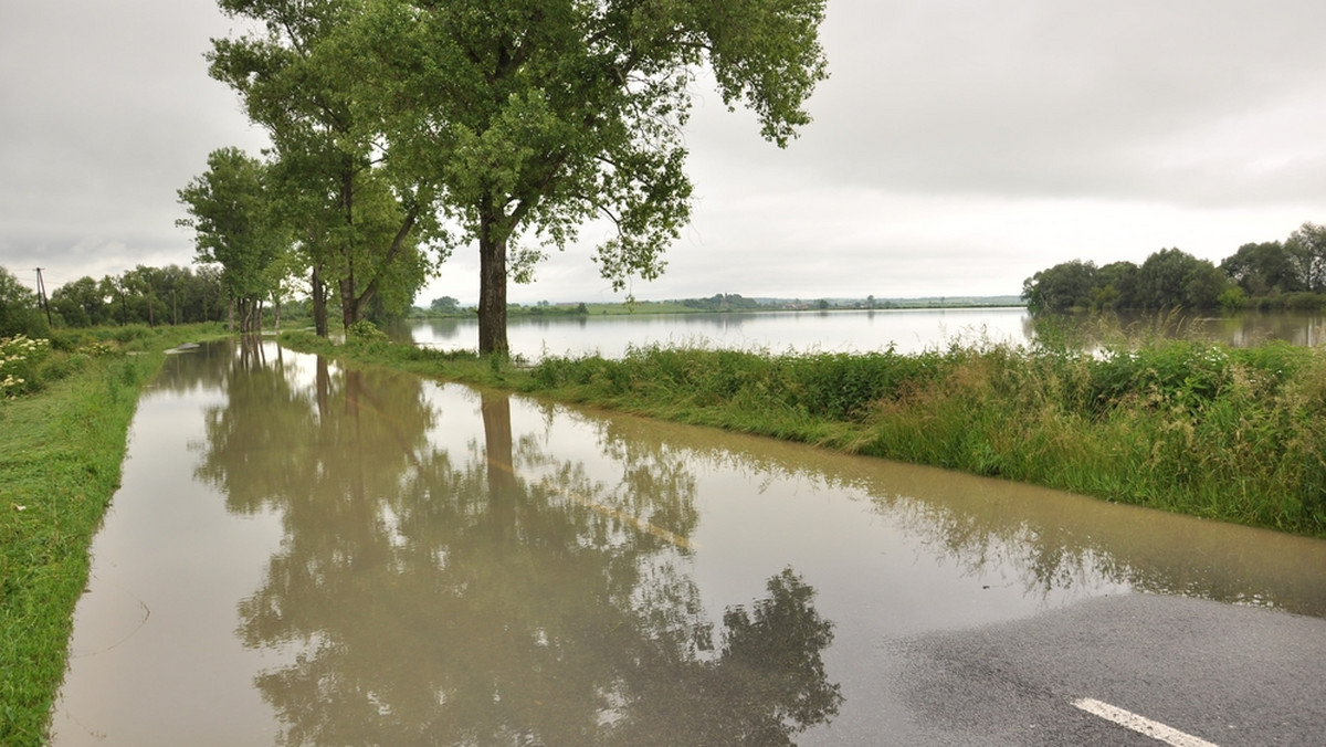 Nad Polską przechodzą ulewne deszcze. Eksperci z Instytutu Meteorologi i Gospodarki Wodnej ostrzegają przed niebezpiecznym wezbraniem rzek.