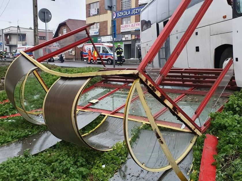 Autobus zmiótł przystanek. Wszystko przez oblodzenie drogi