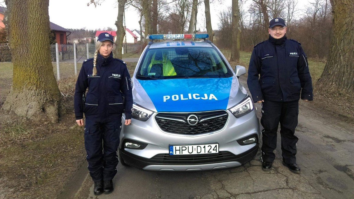 Funkcjonariusze z Białośliwia wynieśli dwóch nieprzytomnych mężczyzn z płonącego i mocno zadymionego budynku. Dzięki ich interwencji nie doszło do tragedii.