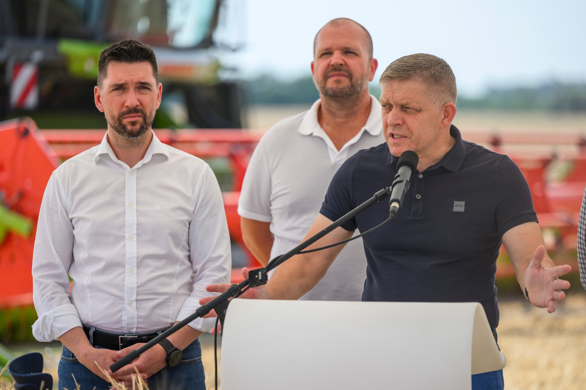 Richard Takáč a Robert Fico počas žatvy na poľnohospodárskom družstve Agro Voderady 8. júla 2024.
