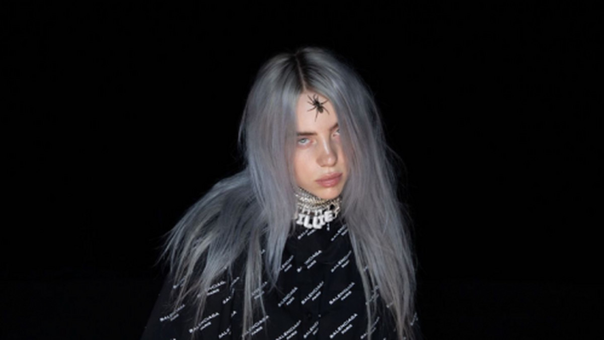 Billie Eilish właśnie skończyła 18 lat, a już może pochwalić się najlepiej sprzedającym się albumem 2019 roku. Jej debiutancki krążek "When We All Fall Asleep, Where Do We Go?" kupiło ponad 4,5 mln fanów na całym świecie. Niezłe zakończenie dla początkującej wokalistki. 