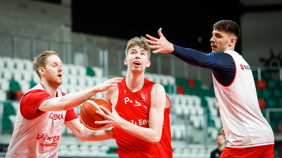 Koszykowka. Reprezentacja Polski. Trening. 23.02.2023. Z piłką Szymon Nowicki.