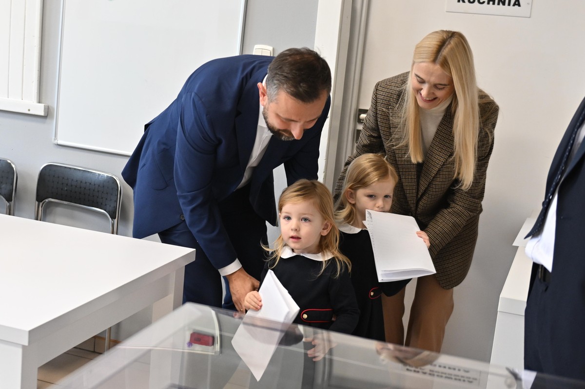 Podolany (woj. małopolskie), 15.10.2023. Wybory parlamentarne 2023. Prezes PSL, jeden z liderów Trzeciej Drogi Władysław Kosiniak-Kamysz (L) z żoną Pauliną (P) oddali głos w lokalu wyborczym w Podolanach, 15 bm. Trwa głosowanie w wyborach parlamentarnych i towarzyszącym im referendum. Do jego zakończenia obowiązuje cisza wyborcza i referendalna. (as/zkoc) PAP/Art Service
