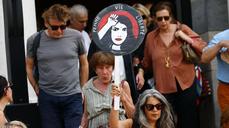 Plakat sa likom Marđan Satrapi na njenoj sahrani i porukom „žene, život, sloboda" | Foto: Reuters