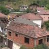 Olujno nevreme pogodilo Štrpce/vetar iščupao krov sa kuće 