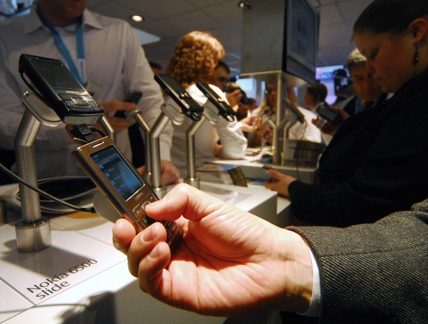 Telefon mobilny staje się powszechnym kanałem umożliwiającym kontakt z bankiem. Teraz będzie też częściej służył do płacenia rachunków do 50 złotych