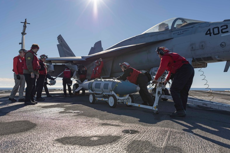 Podwieszanie bomby szybującej JDAM pod samolot F/A-18E Super Hornet.