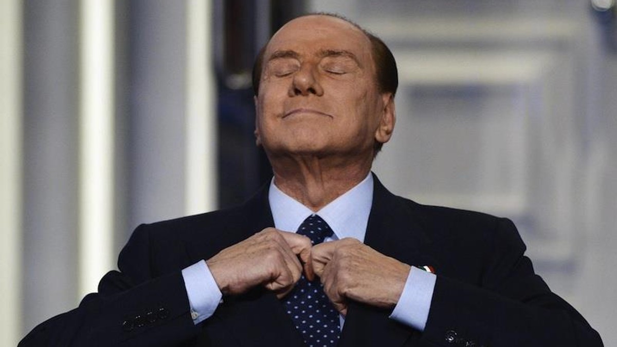 berlusconi kozaczek poprawia sobie krawat